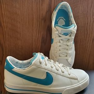 Nike classic tennis shoes